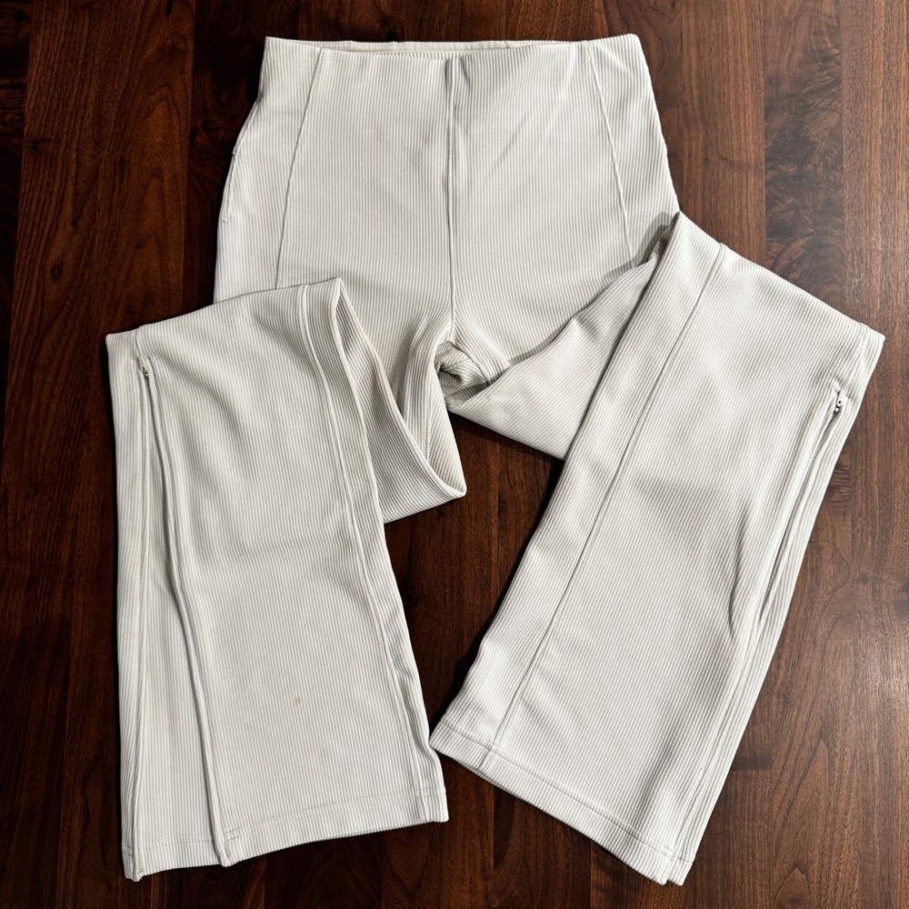 Lululemon Ribbed Softstreme Zipper Flared Pant
Regular Bone
